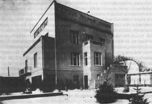 Fasada Domu Pod Skarabeuszami od strony ogrodu Fasada Domu Pod Skarabeuszami od strony ogrodu