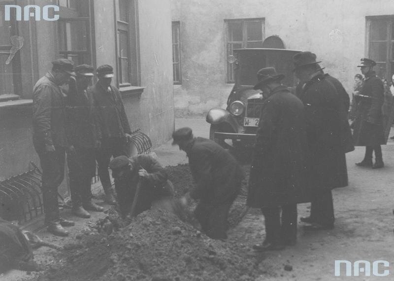 Naprawa rur przy Piekarskiej 14 na Starym Mieście Naprawa rur przy Piekarskiej 14 na Starym Mieście